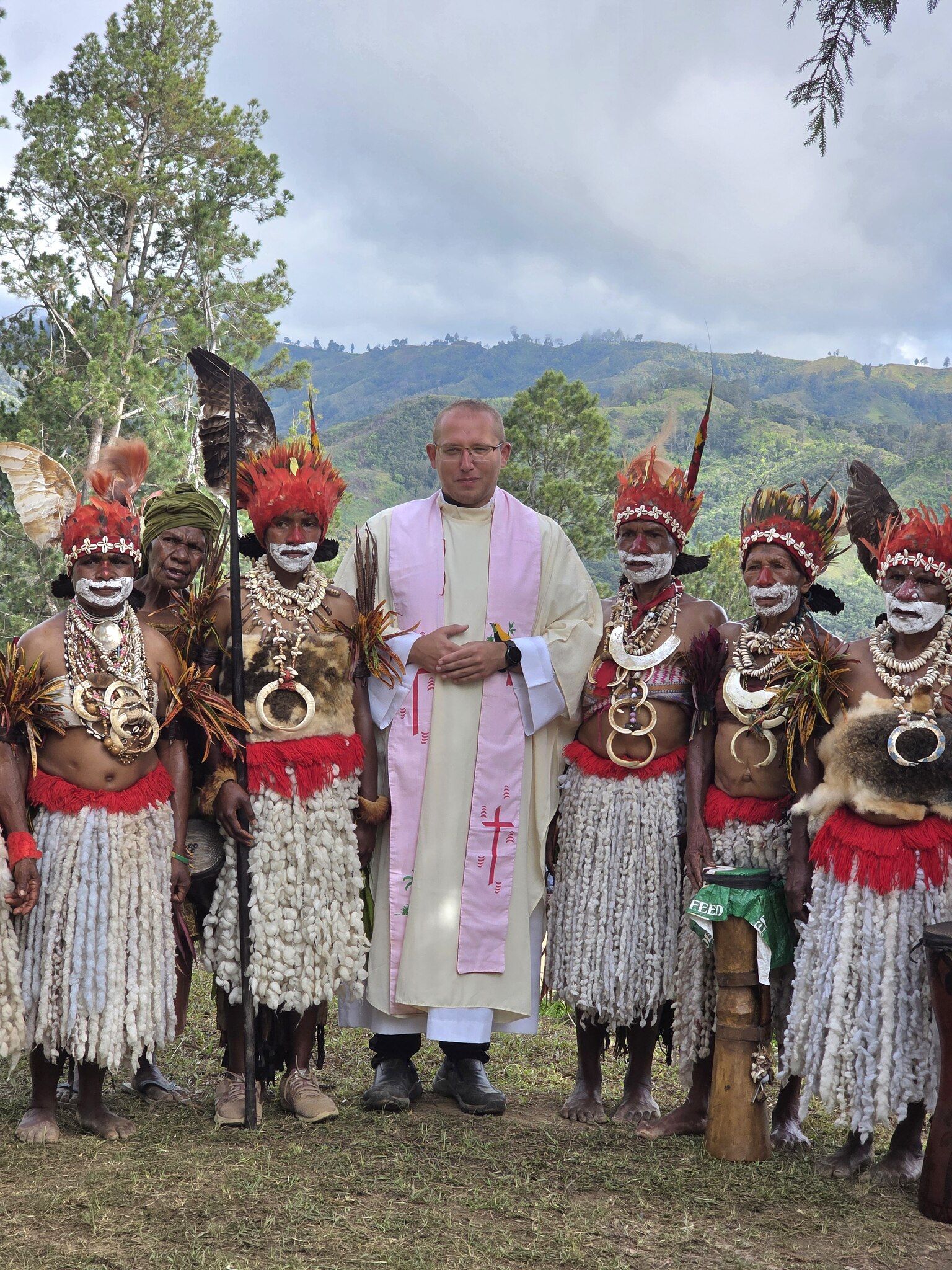 Msza Krzyżma i tradycyjne Mumu w Papui-Nowej Gwinei