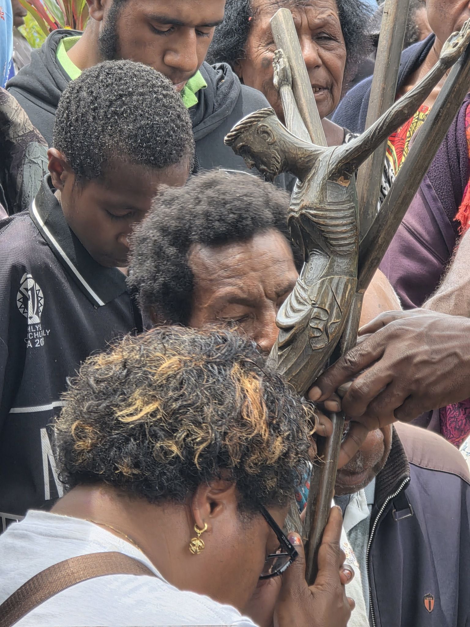 Wielki Piątek i Wigilia Paschalna w Kerowagi: Wiara wśród chmur i gór