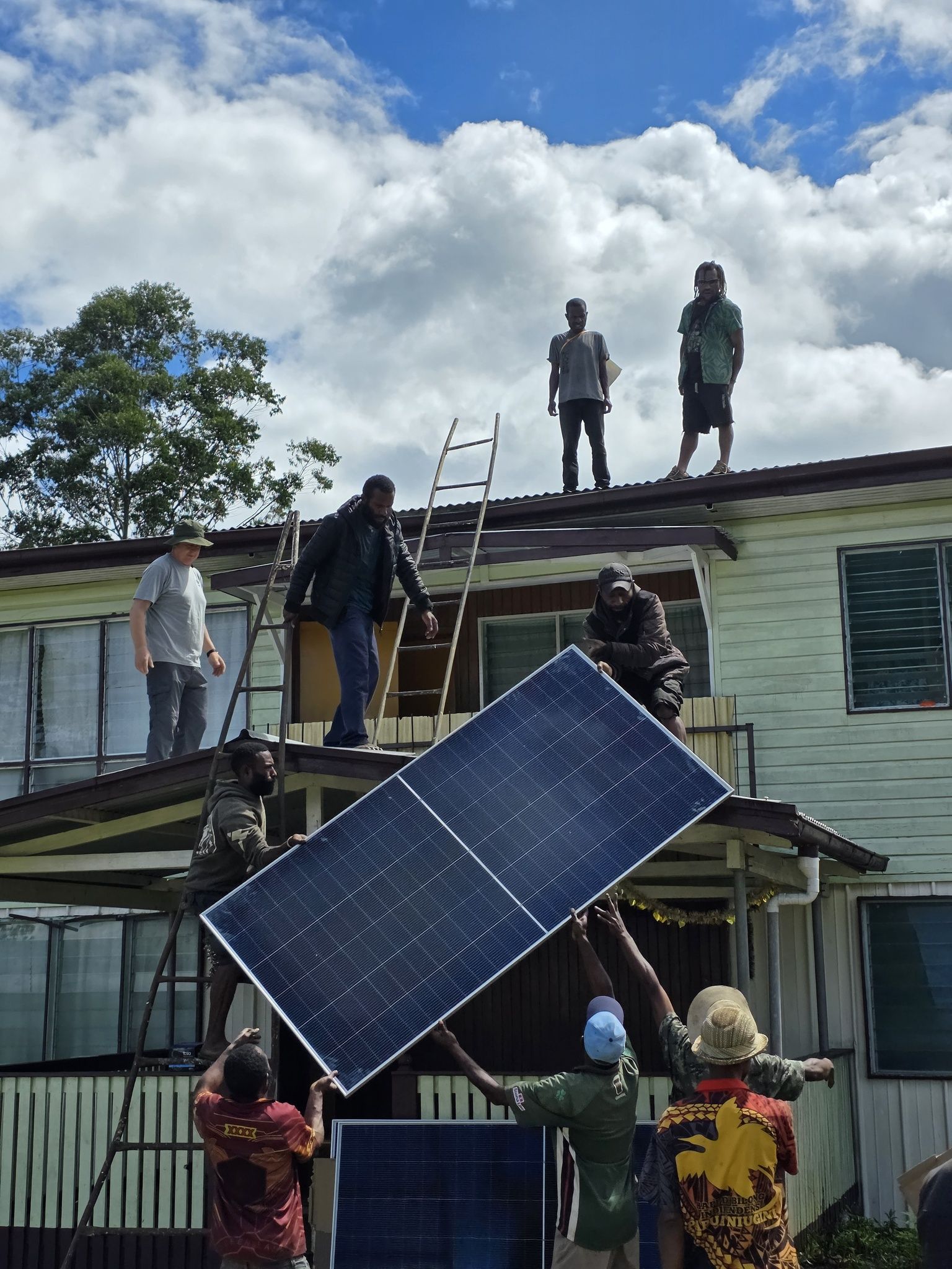 Energia ze słońca na krańcach świata: Nowy system solarny w parafii Kerowagi